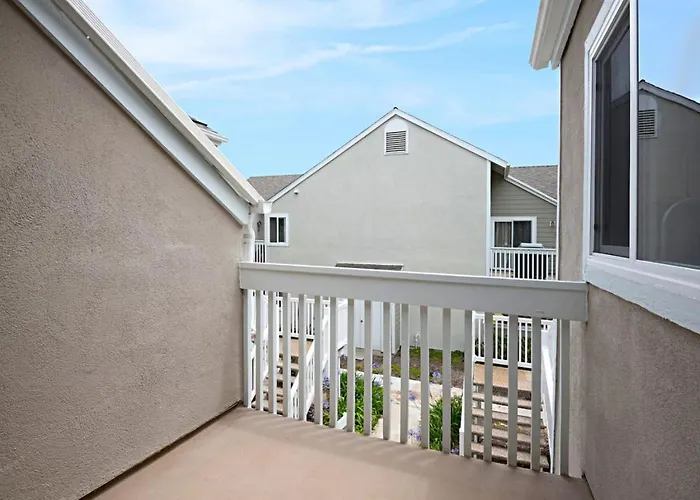 Chic Upstairs Condo Steps From Strands Beach